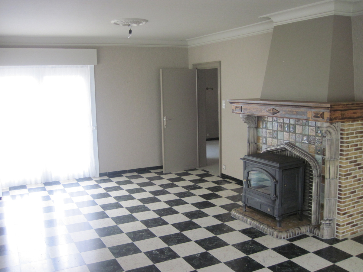 Degelijke Half Open Bebouwing. Bijzonder rustig gelegen ! 