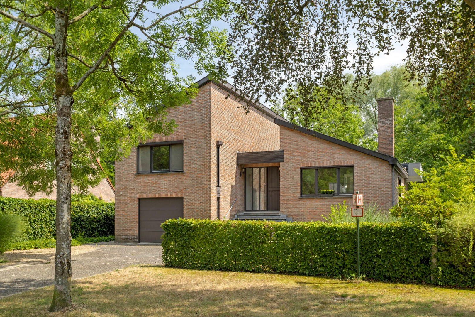 Ruime split-level gezinswoning op een prachtig perceel van 1.238 m² in de gegeerde wijk Elshout te Schoten 