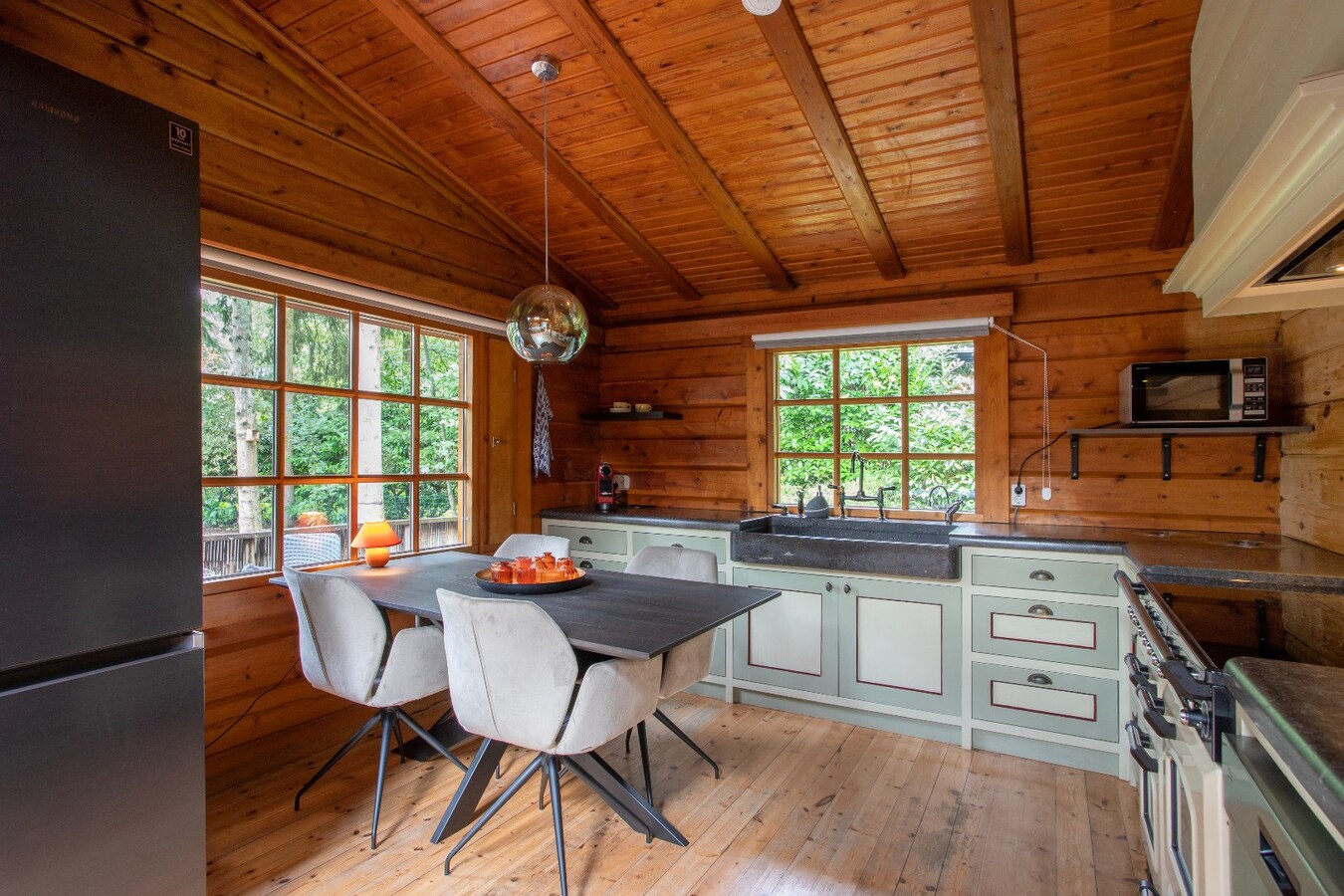 Uniek karakteristiek chalet in Bosrijke omgeving. 