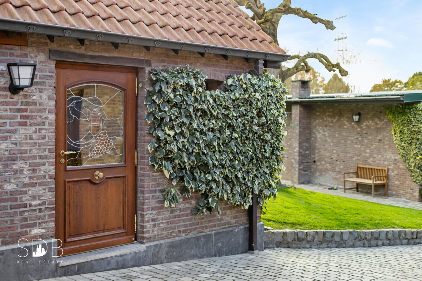 Landelijke villa met zwembad, paardenfaciliteiten en piste op circa 2 HA 