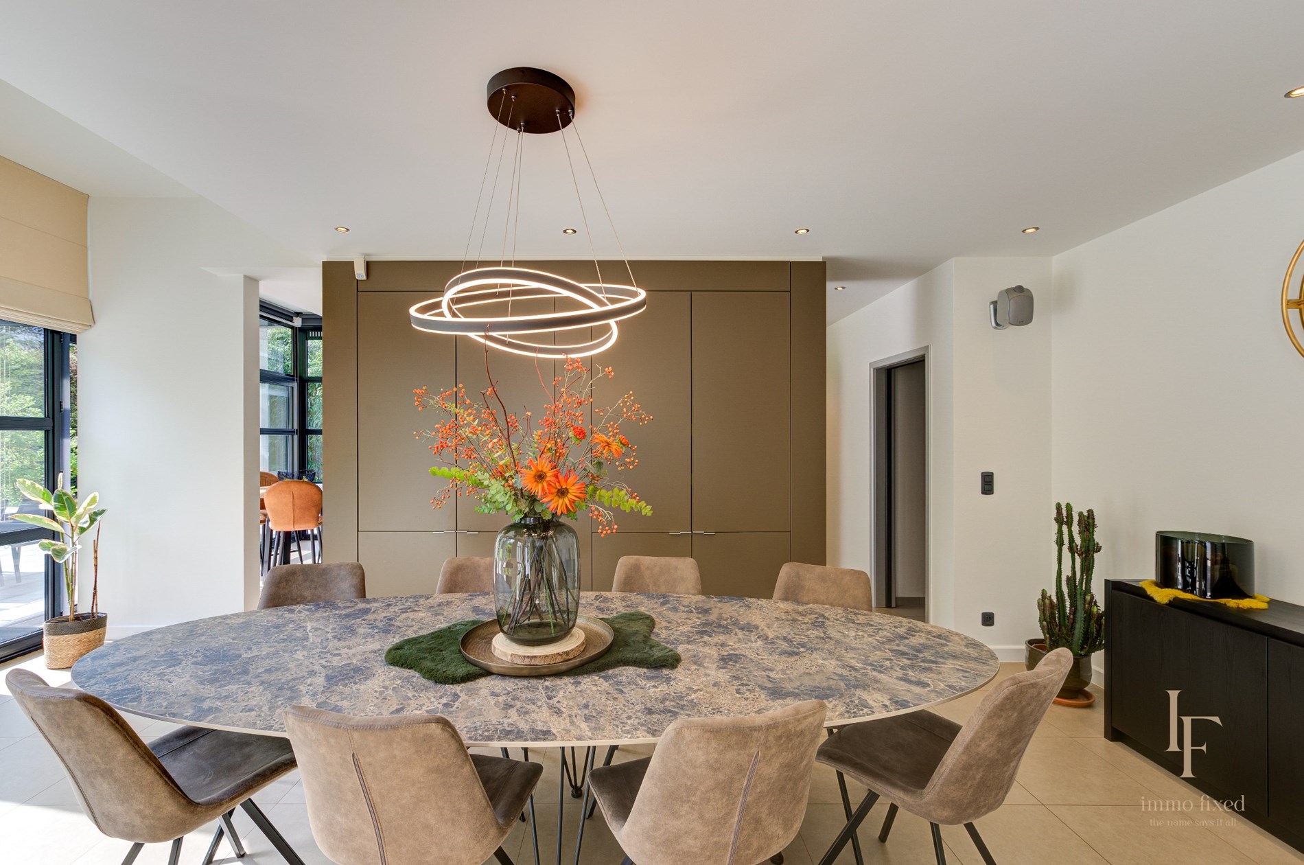 Moderne villa met 7 slaapkamers te Zoersel. 