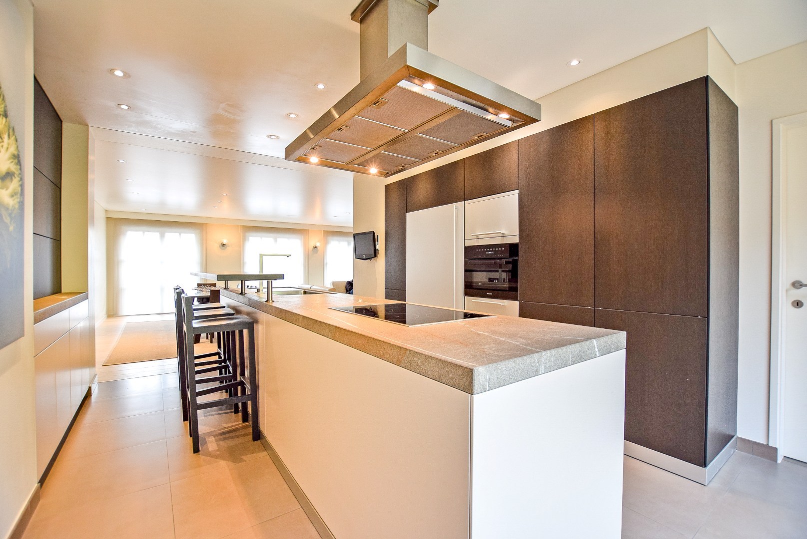 Kwalitatief afgewerkte woning met handelsruimte (536m² bewoonbaar) op een toplocatie. 