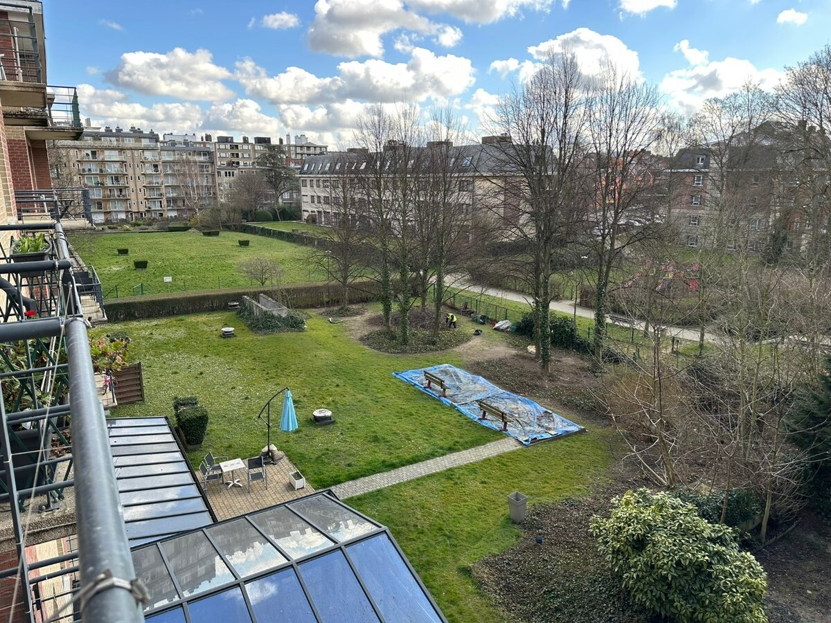 Lichtrijke serviceflat met zonnig terras, privé parking 