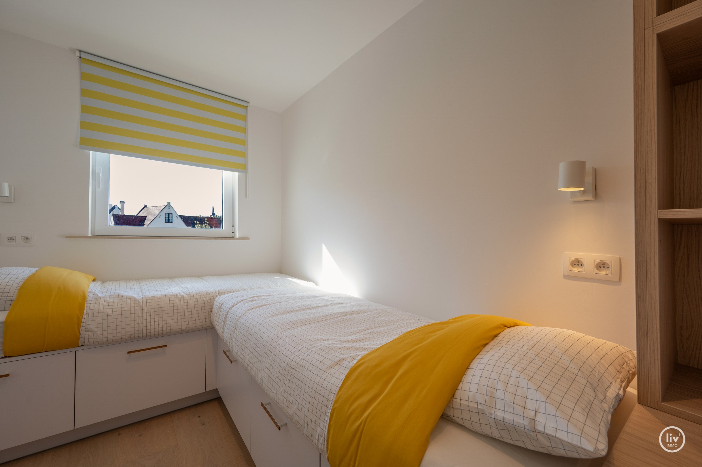 Zuidgericht hoekappartement met open zichten, gelegen in een charmante villaresidentie op wandelafstand van de Zeedijk van Duinbergen. 