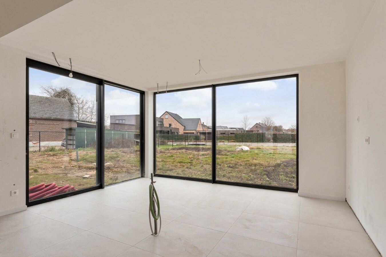 Exclusieve halfvrijstaande woning te koop na transformatie van bestaande hoeve naar 2 BEN-woningen! 