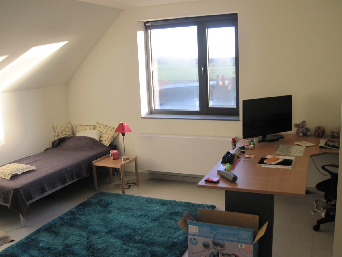 Eigentijds duplex-appartement. Geen vaste kosten !! 