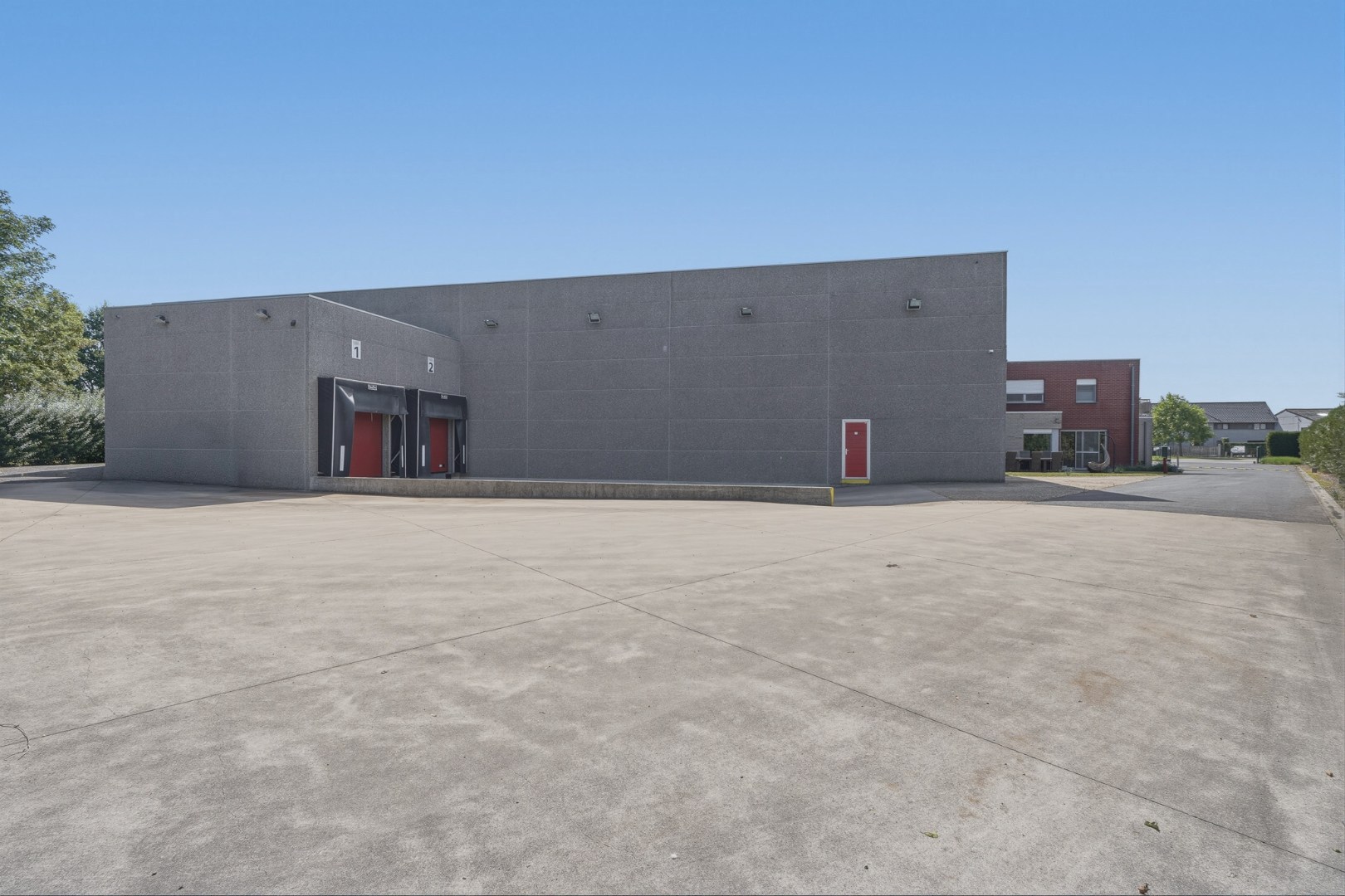 Bedrijfswoning met ruime loods van ca. 1.530 m² in de ambachtelijke zone van Eernegem 