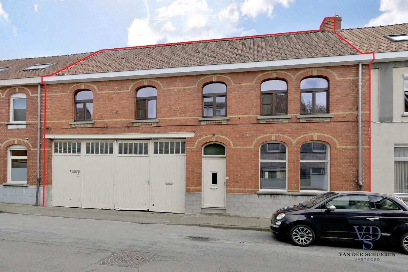 Ruime garage/opslagruimte gekoppeld aan woonst 