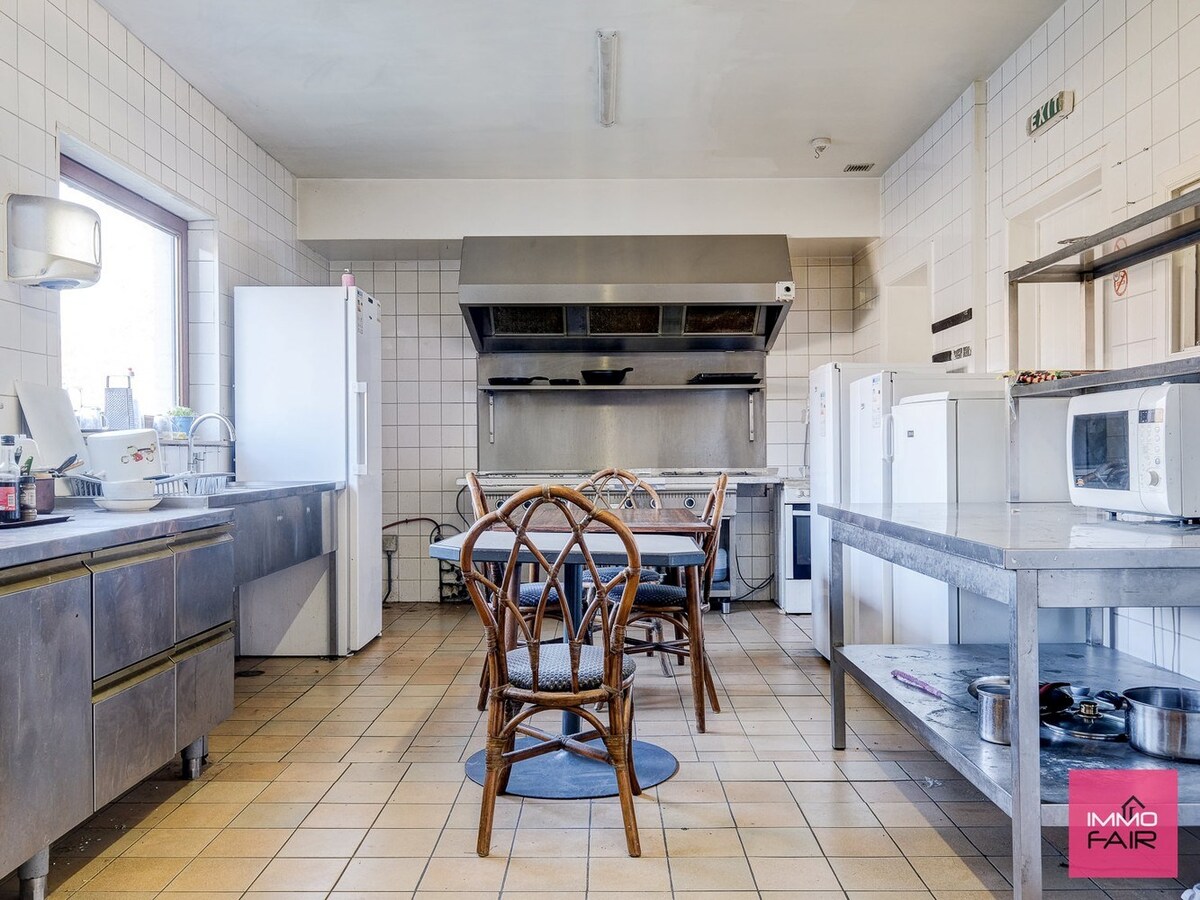 Polyvalent hotel op perceel van 2755 m² 