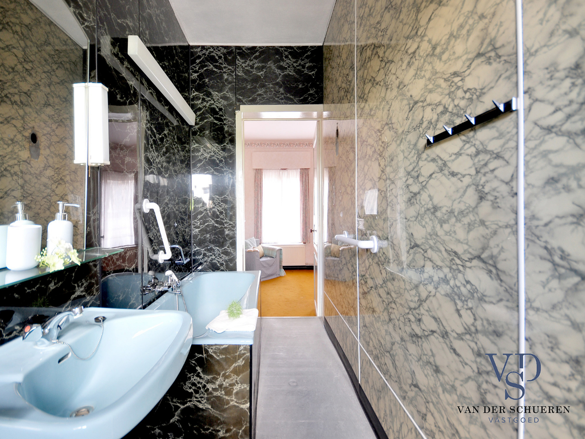 Degelijke en stijlvolle herenwoning. Uitstekend gelegen ! 