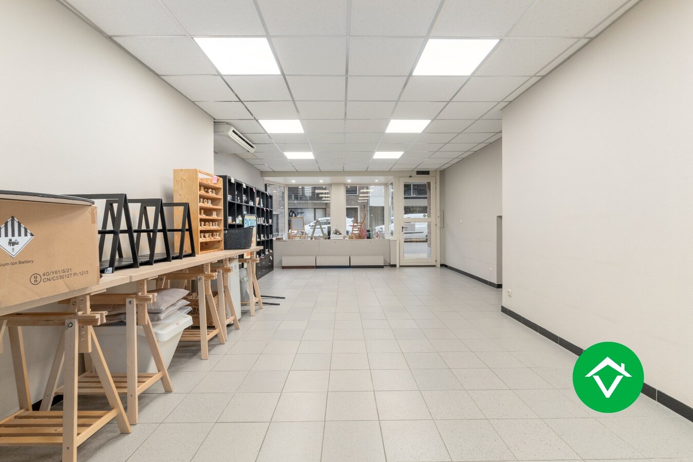 Veelzijdig handelspand met woonst en twee verhuurde appartementen in centrum Aartrijke 