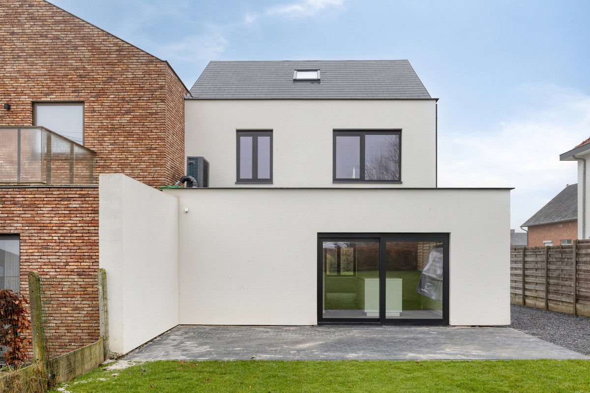 Volledig gerenoveerde halfopen bebouwing met 3 slaapkamers, tuin, terras en garage in Kumtich! – EPC 95 kWh/m² - bewoonbare opp. 153 m² 