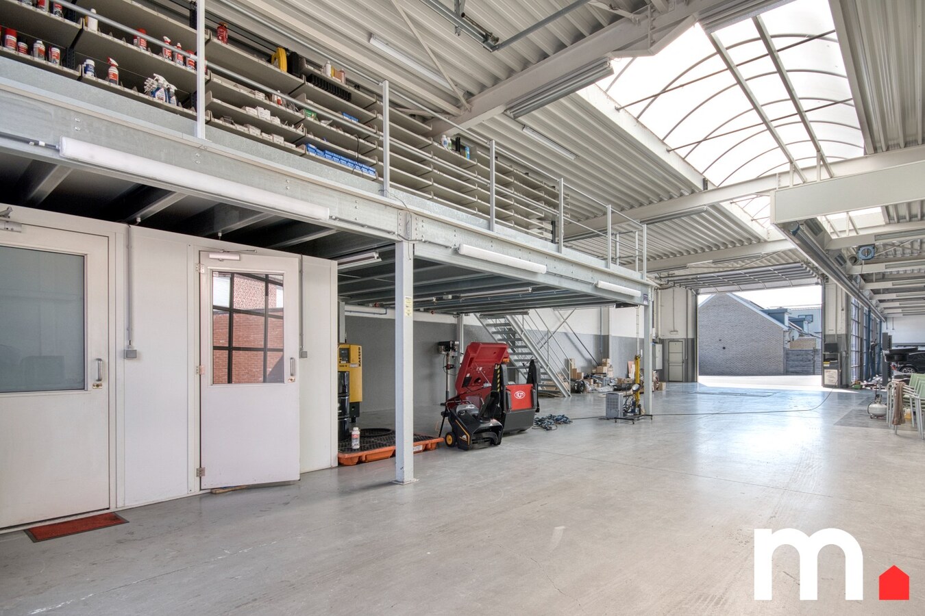 Recente garagewerkplaats met carwash en magazijn ! 