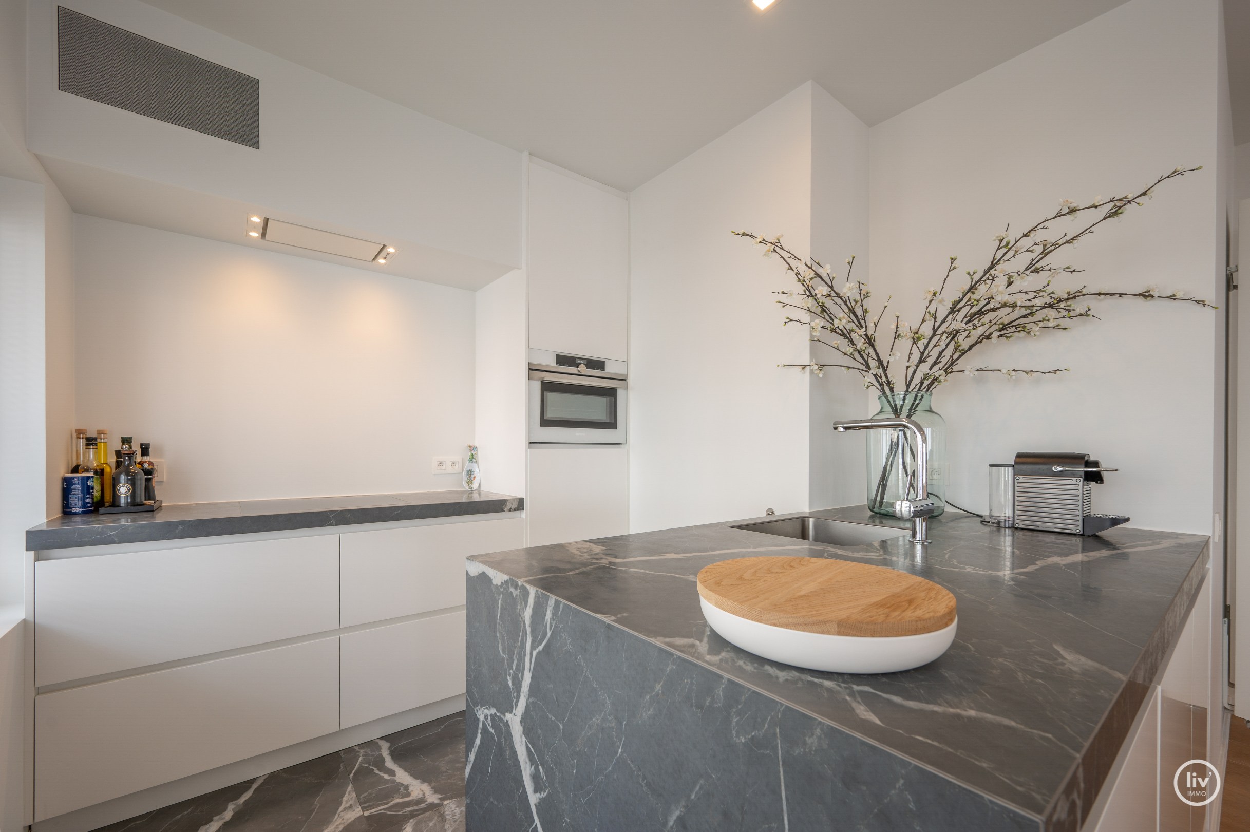 Recent gerenoveerd hoekappartement in een villaresidentie op enkele passen van de zee 
