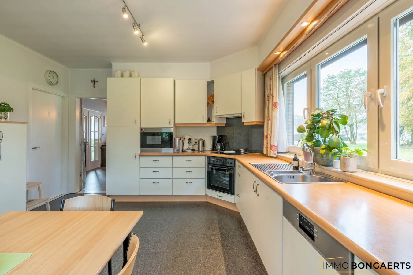 Ruime half open bebouwing met vier slaapkamers op een groot perceel 