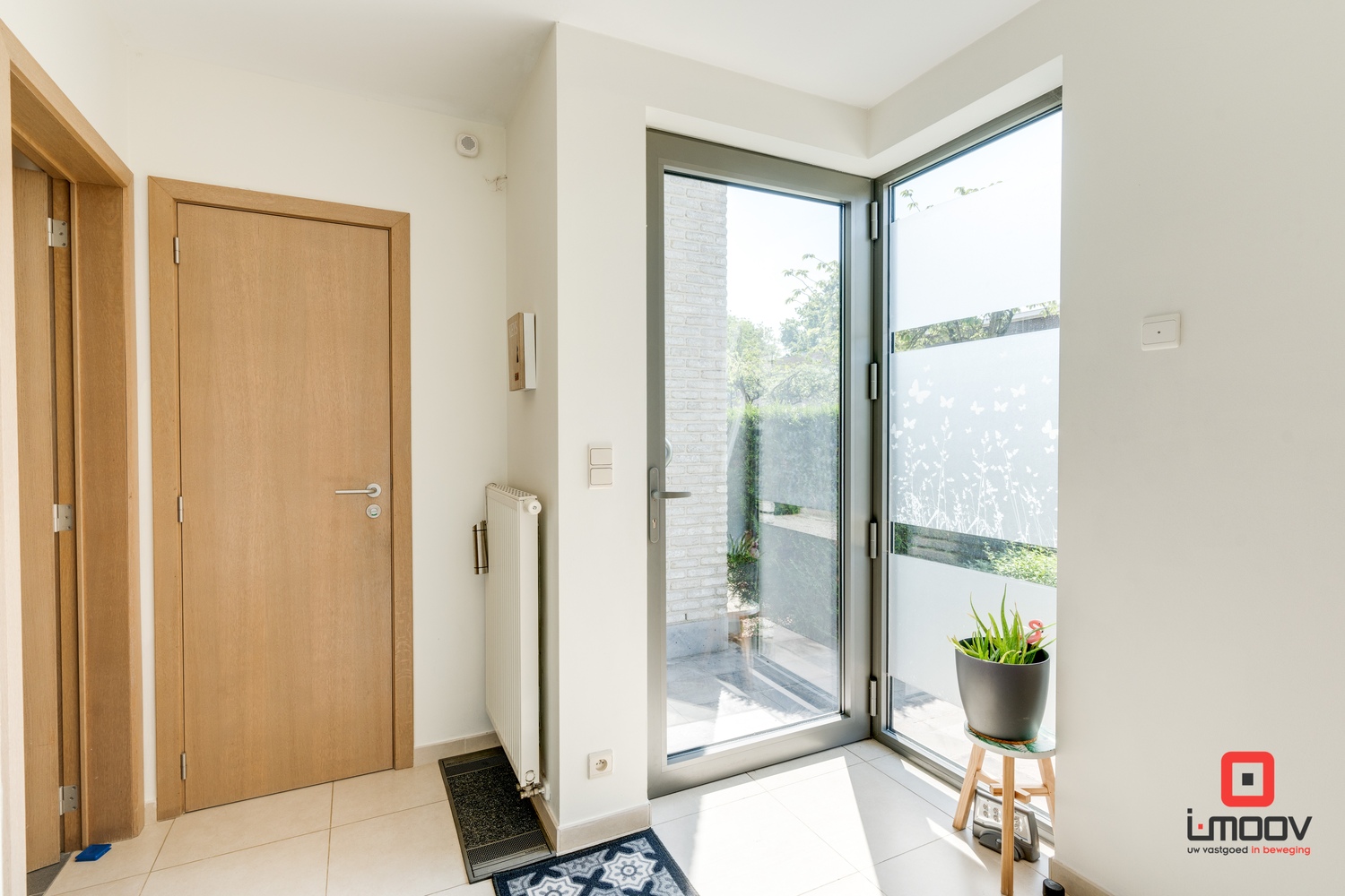 Ruime, lichtrijke halfopen bebouwing met tuin en oprit te Sint-Amandsberg 