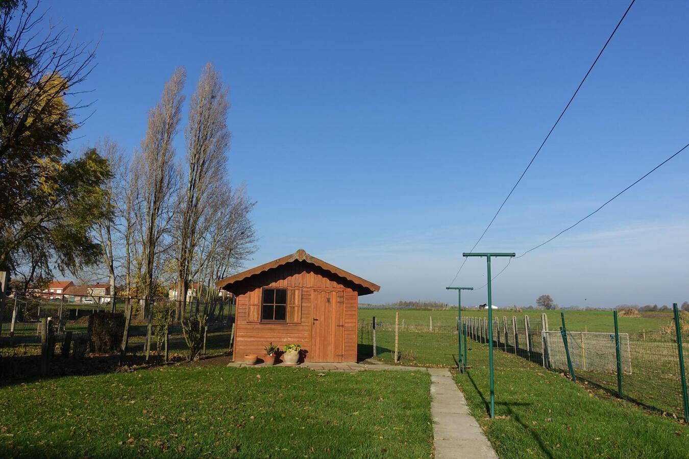 Degelijke rijwoning met garage en grote tuin 