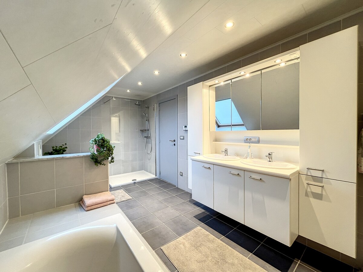 Prachtige instapklare woning met vier slaapkamers in een aangename wijk te Roeselare (Beitem). 