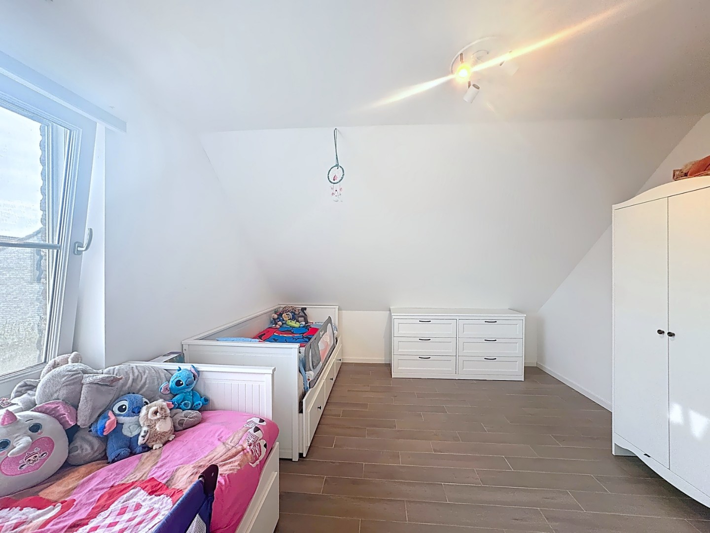 Ruime en recente halfopen bebouwing met 3 volwaardige slaapkamers 