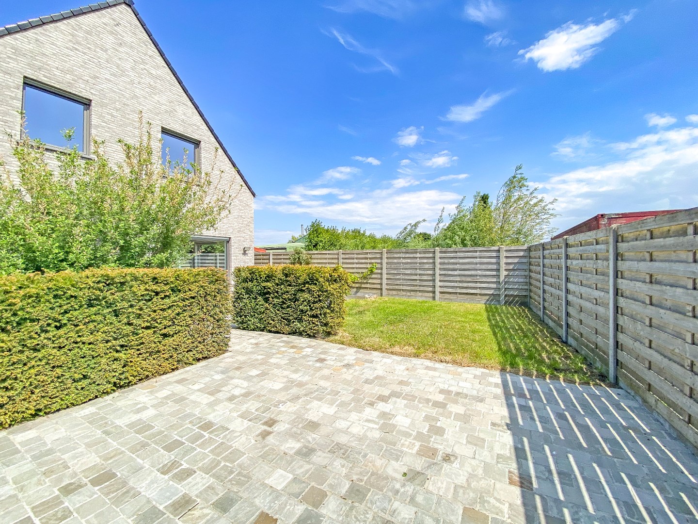 Moderne halfopen bebouwing met 3 slaapkamers. 