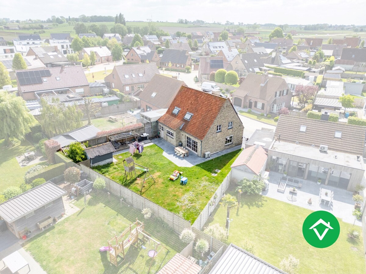 Landelijke gezinswoning met rustige ligging, 3 slaapkamers en een inpandige garage 