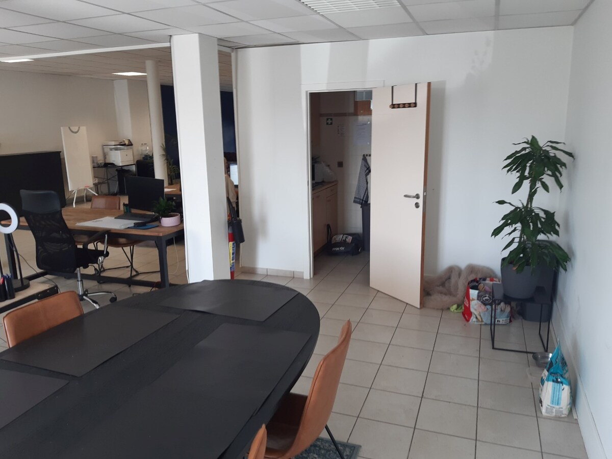 Uitstekend gelegen commercieel pand met parkeermogelijkheden ! 