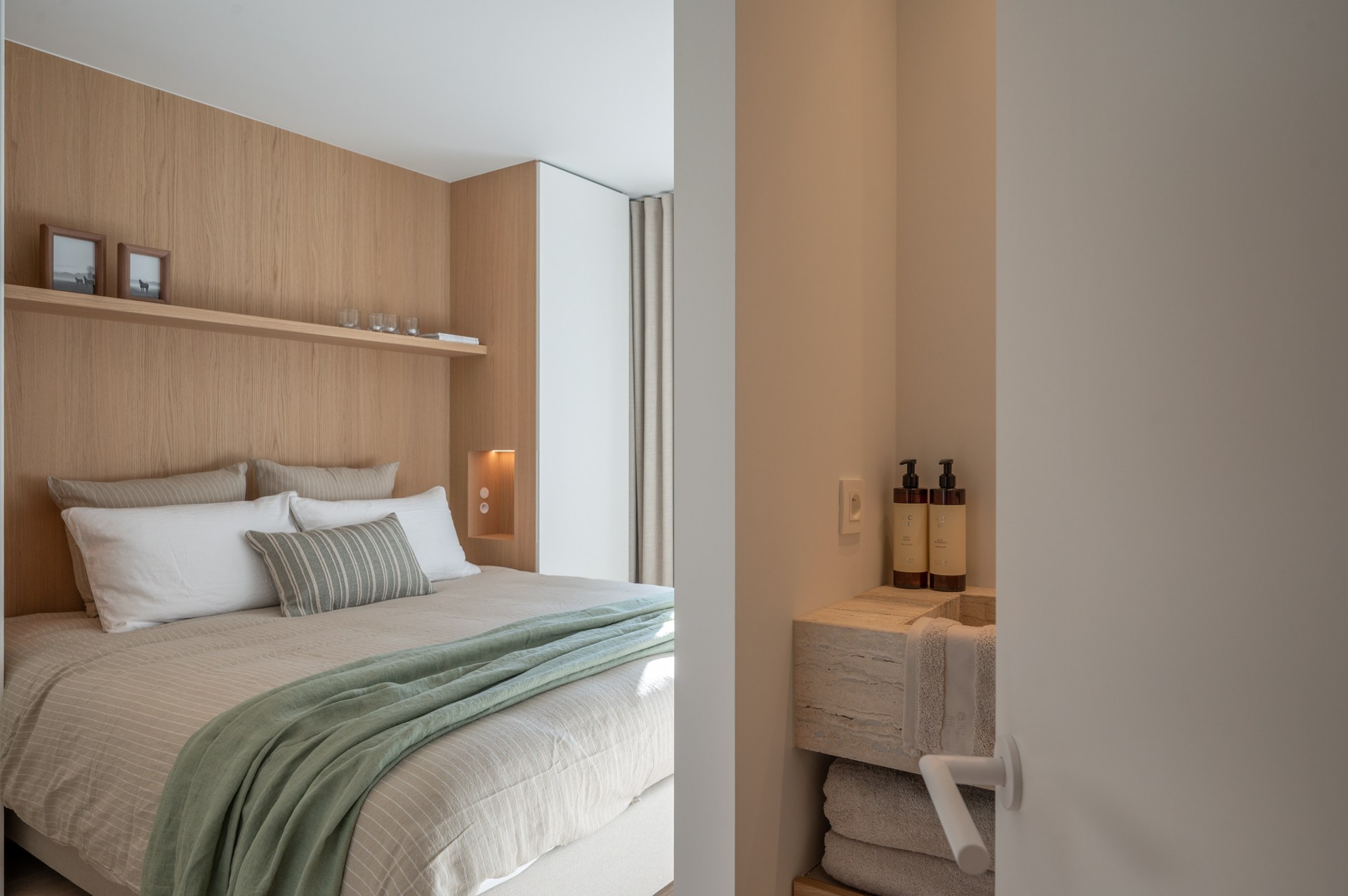 Exclusief gerenoveerd appartement met 3 slaapkamers te koop vlak bij het Albertstrand en het Lichtorenplein. 