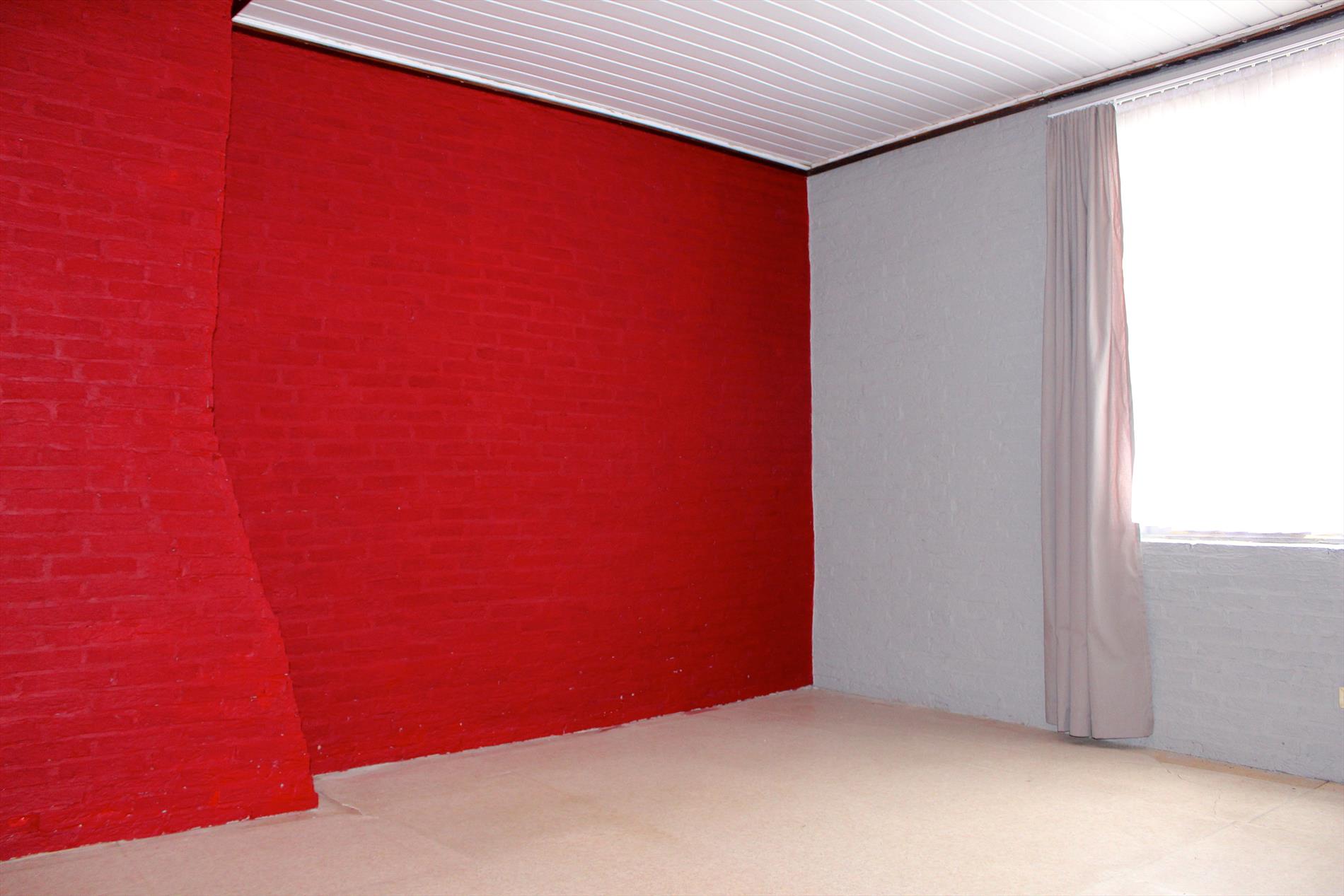 Te renoveren rijwoning met zonnige tuin 