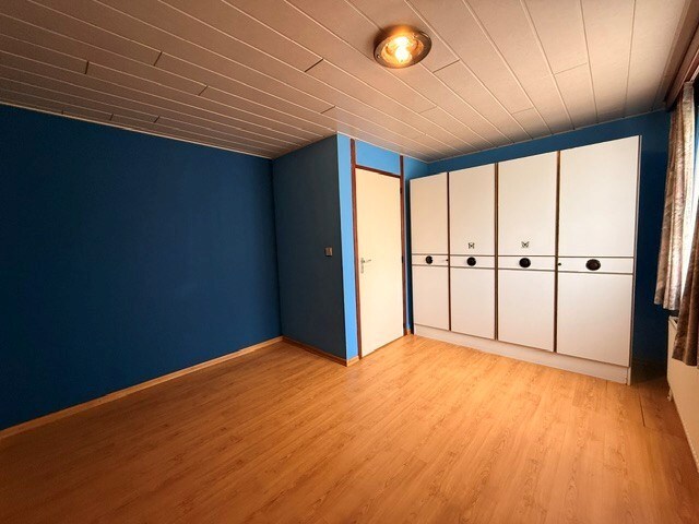 Halfopen woning met 3 slaapkamers, inpandige garage en mooie tuin in Kleine Brogel. 