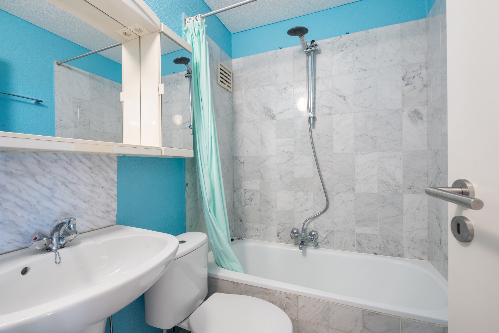 STUDIO MET FRONTAAL ZEEZICHT EN TERRAS OP TOPLIGGING 