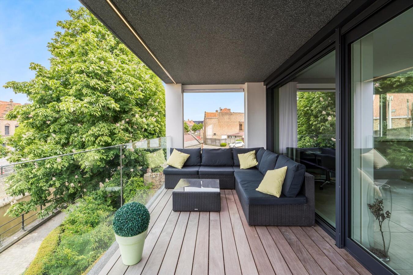 Ruim uniek  gelegen bemeubeld appartement met 2 slaapkamers en garage te Diksmuide 