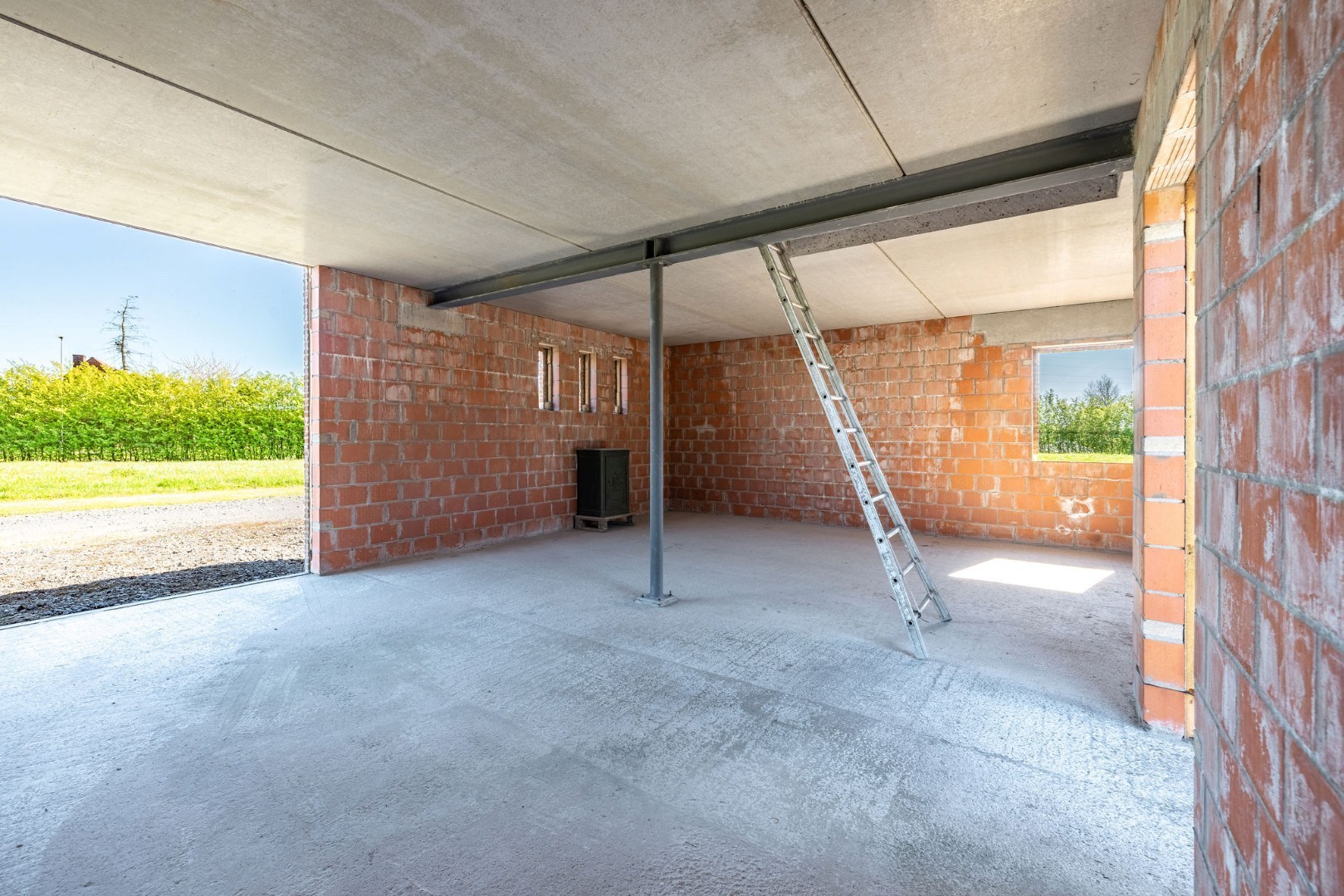 Landelijk gelegen ruwbouwhoeve met bijgebouwen 