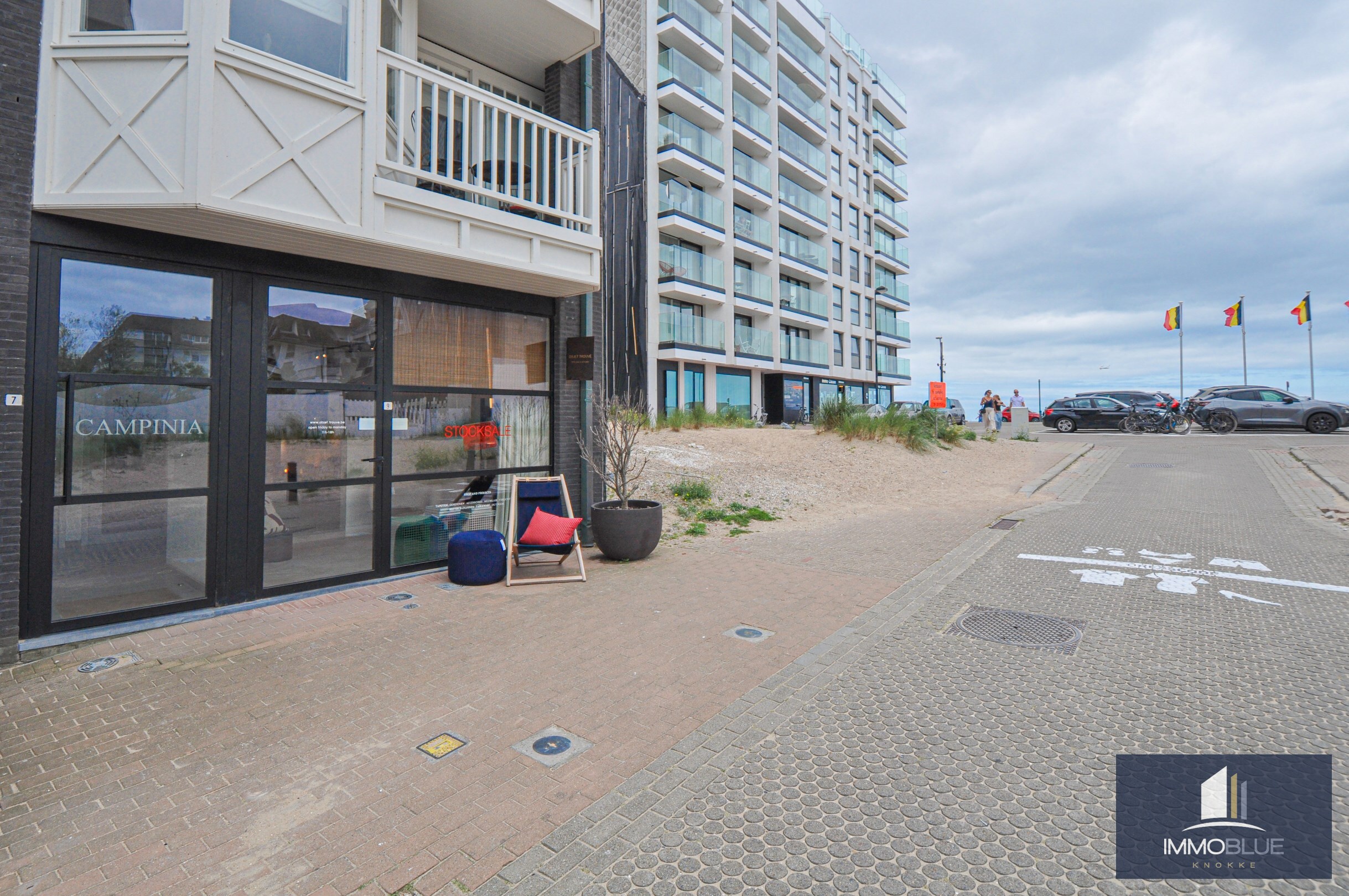 Grand local commercial avec garage intérieur situé au Zoute. 