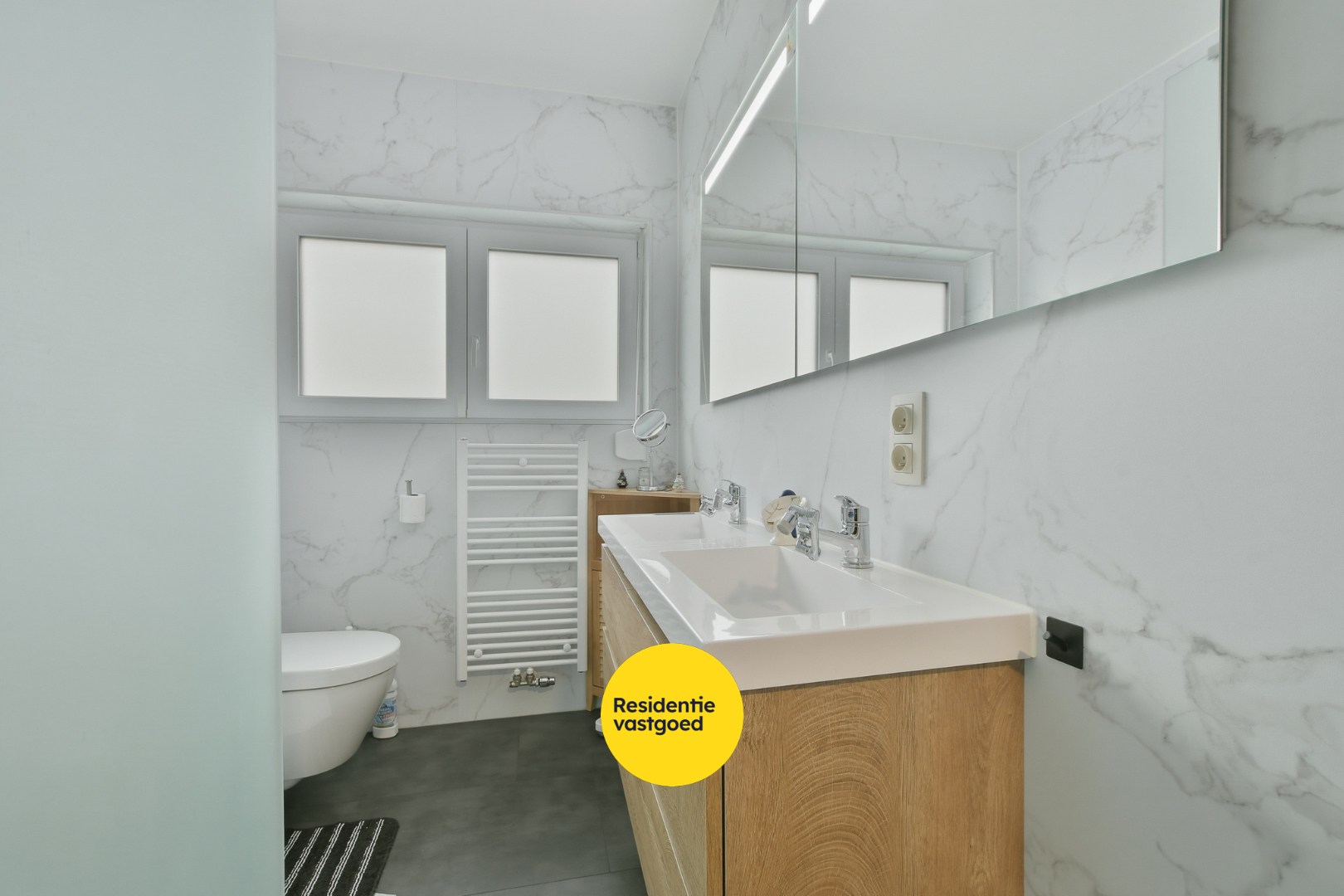 Instapklare en volledig gerenoveerde bungalow met 3 slaapkamers, tuin en garage vlak bij bos en centrum van De Haan 