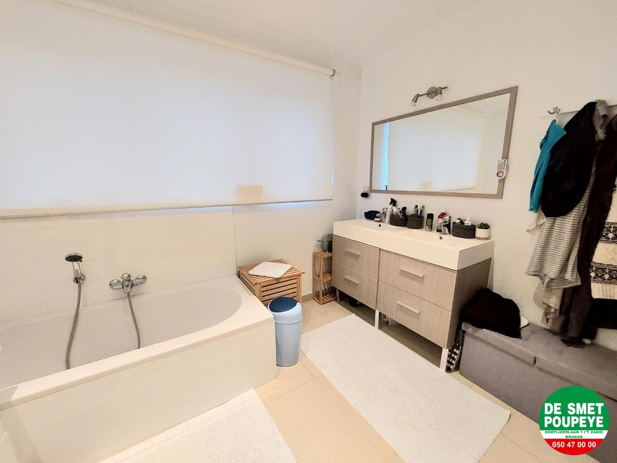 alt=badkamer met dubbele lavabo en ligbad