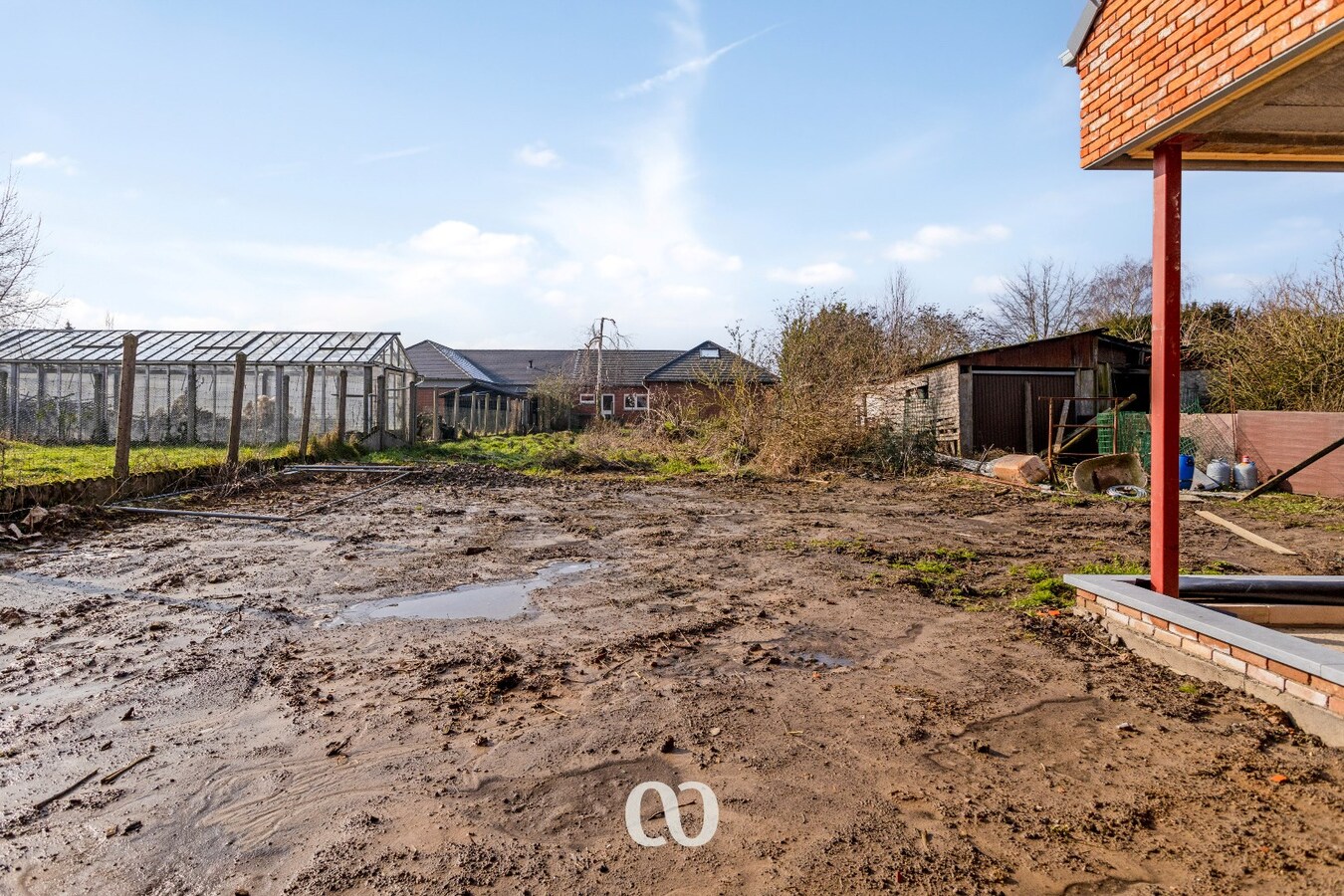 Zeer ruime ruwbouw woning op uitstekende locatie 