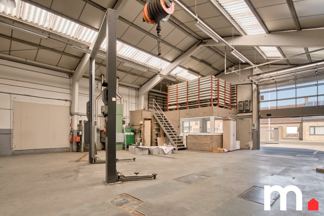 Multifunctioneel bedrijfsgebouw (Showroom + Atelier + Woning) op toplocatie te Rekkem ! 
