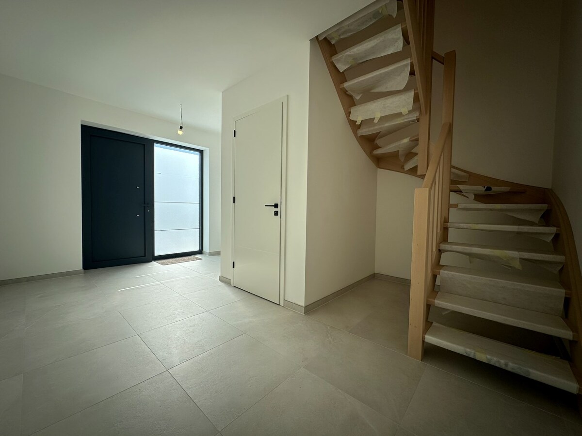 Instapklare nieuwbouwwoning met 4 slaapkamers, garage én tuin – energiezuinig wonen in hartje Sint-Antonius 