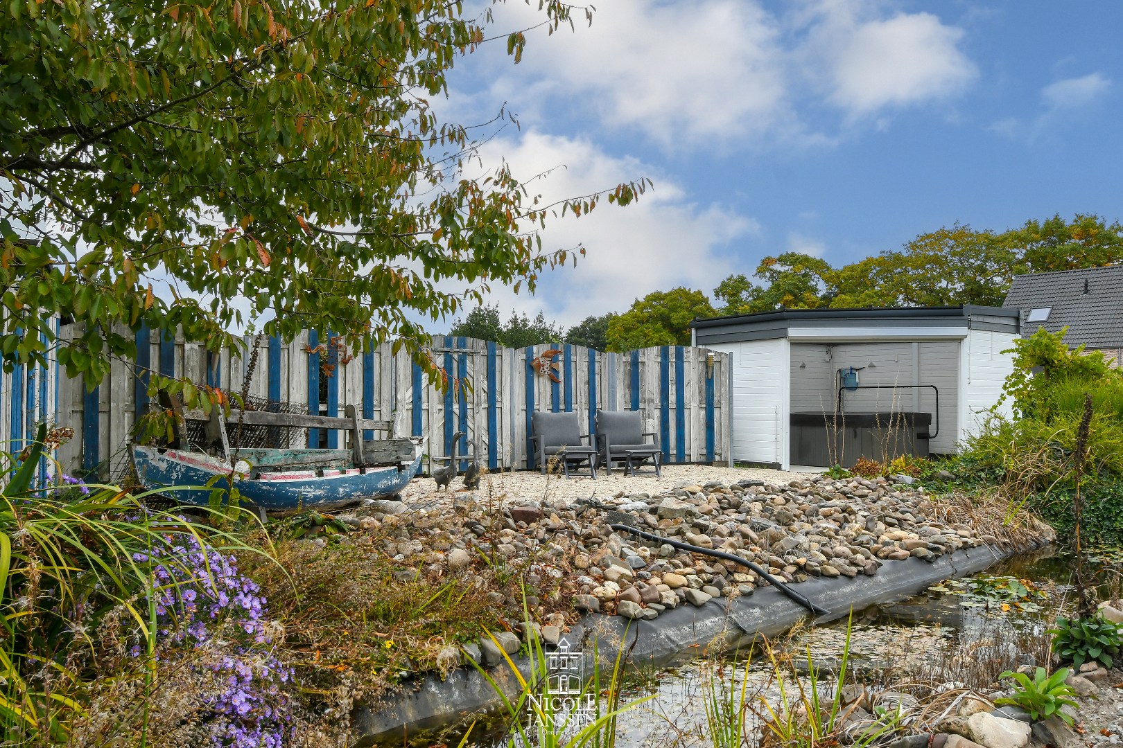 Diepe tuin met gezellige terrasjes