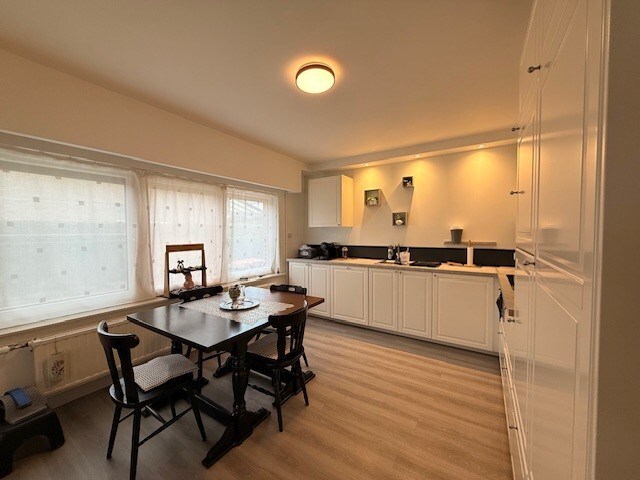 Instapklare gezinswoning met 3 slaapkamers en 2 parkeerplaatsen. 