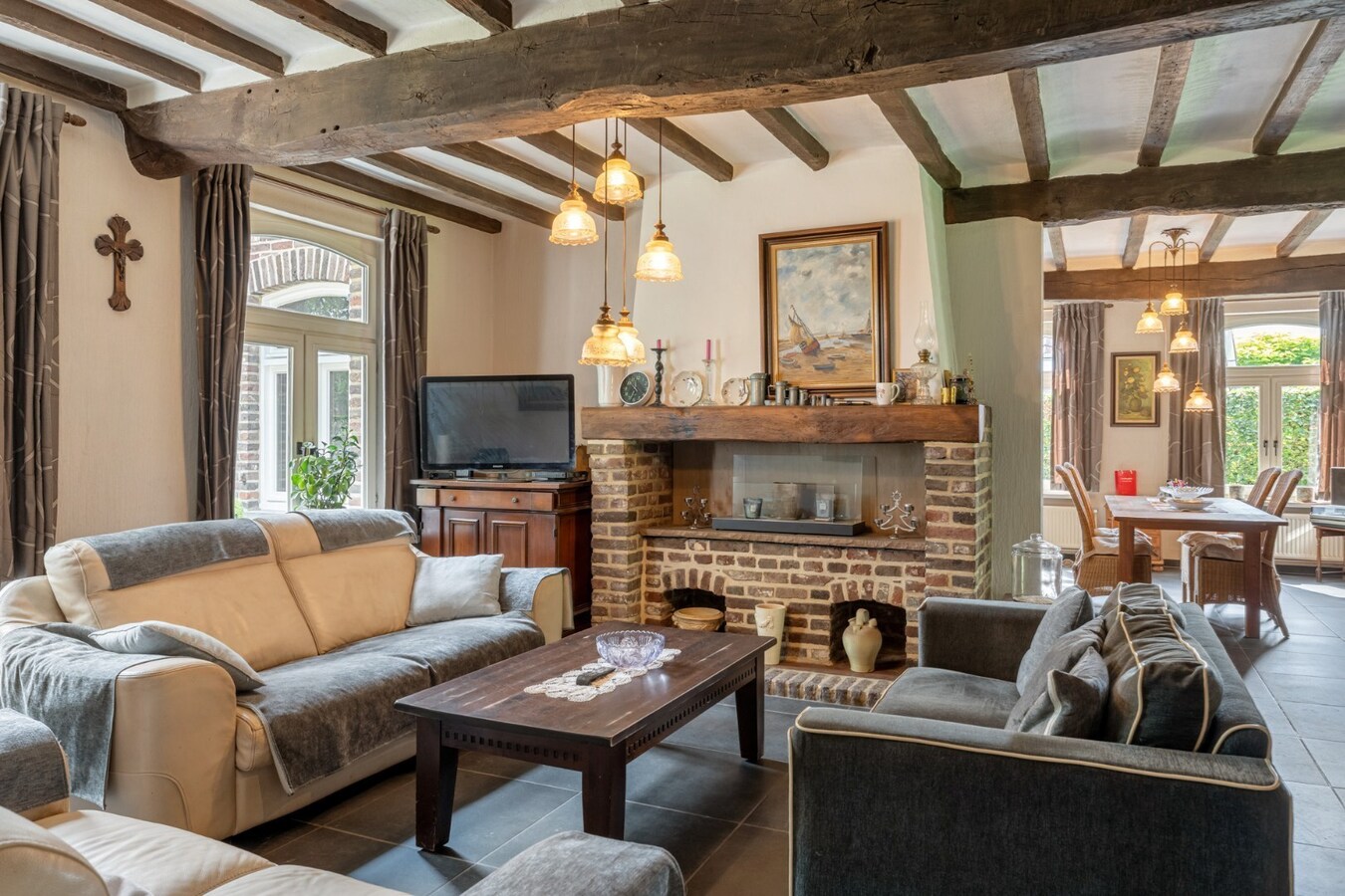 Ruim, karaktervol landhuis met parkachtige tuin op perceel van 16a29ca. 