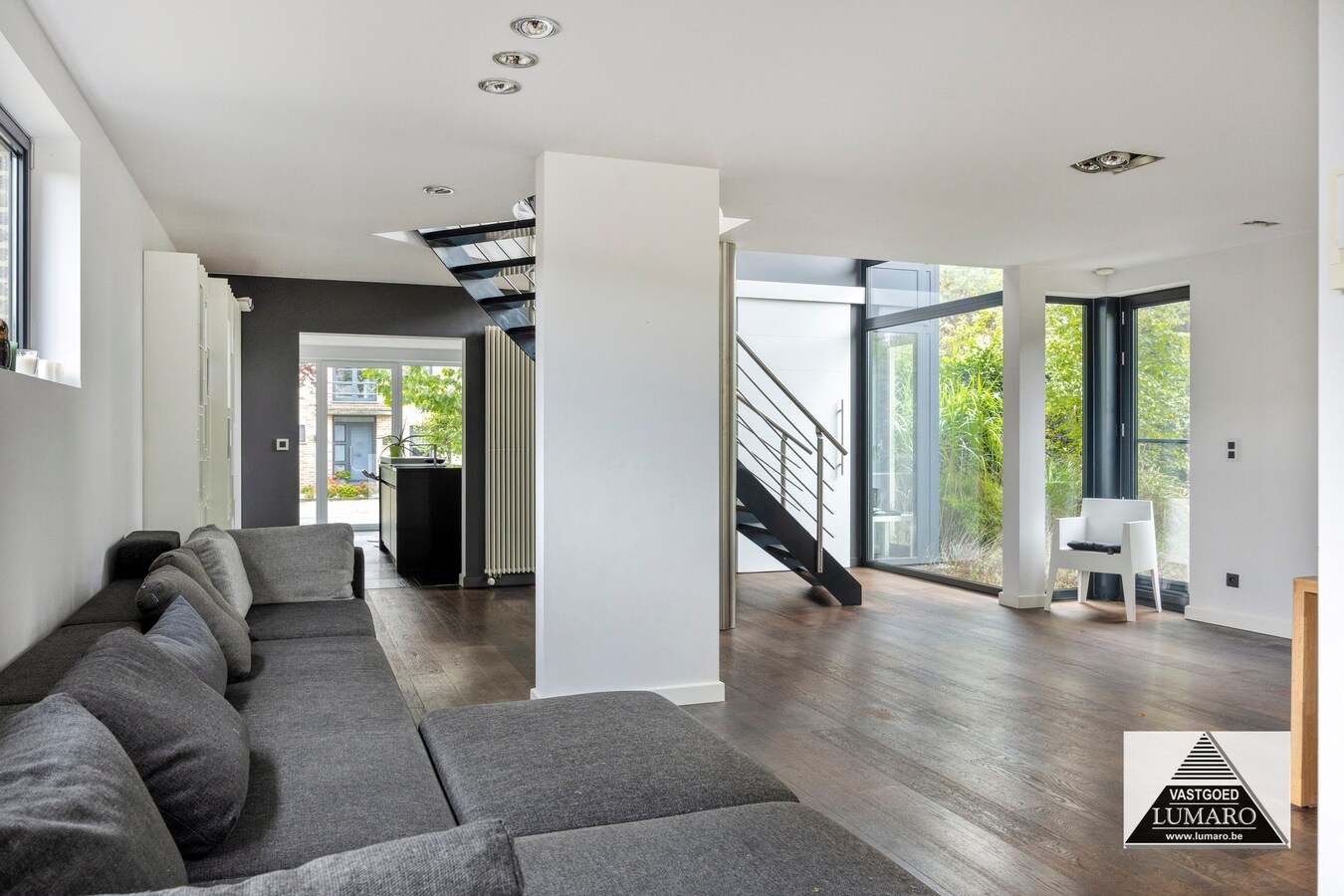 Villa onder moderne architectuur, residentiële bosomgeving. 3 slaapkamers, hobbyruimten 