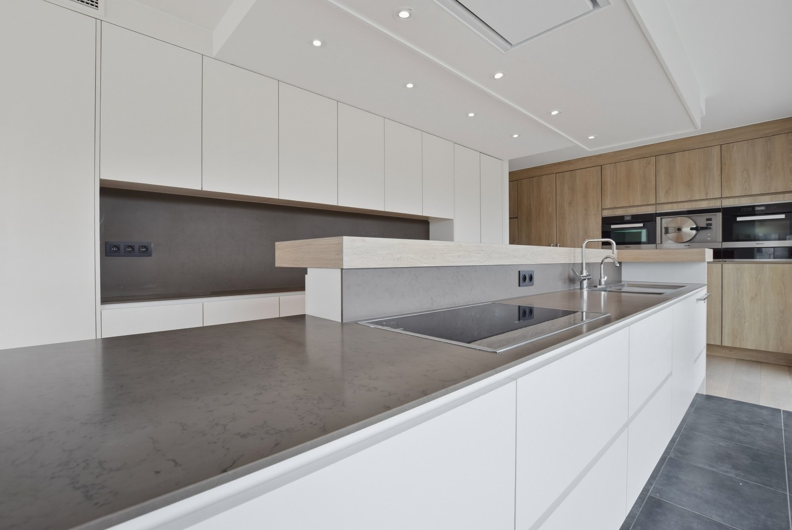 Luxueus praktisch appartement (122m² + 30 m²) met rondom terrassen te Nieuwpoort-Stad 
