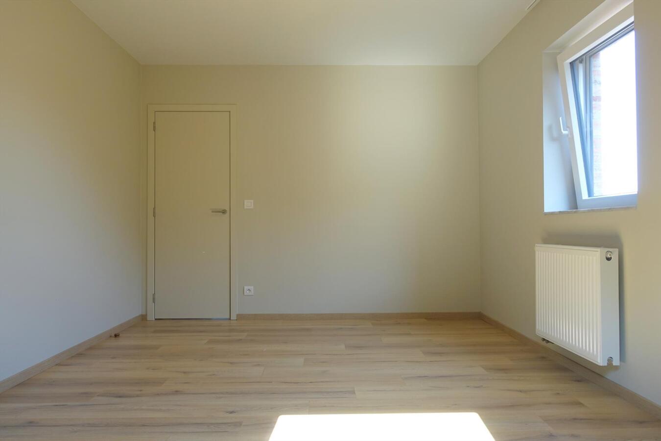 Halfopen nieuwbouwwoning in pastoriestijl 