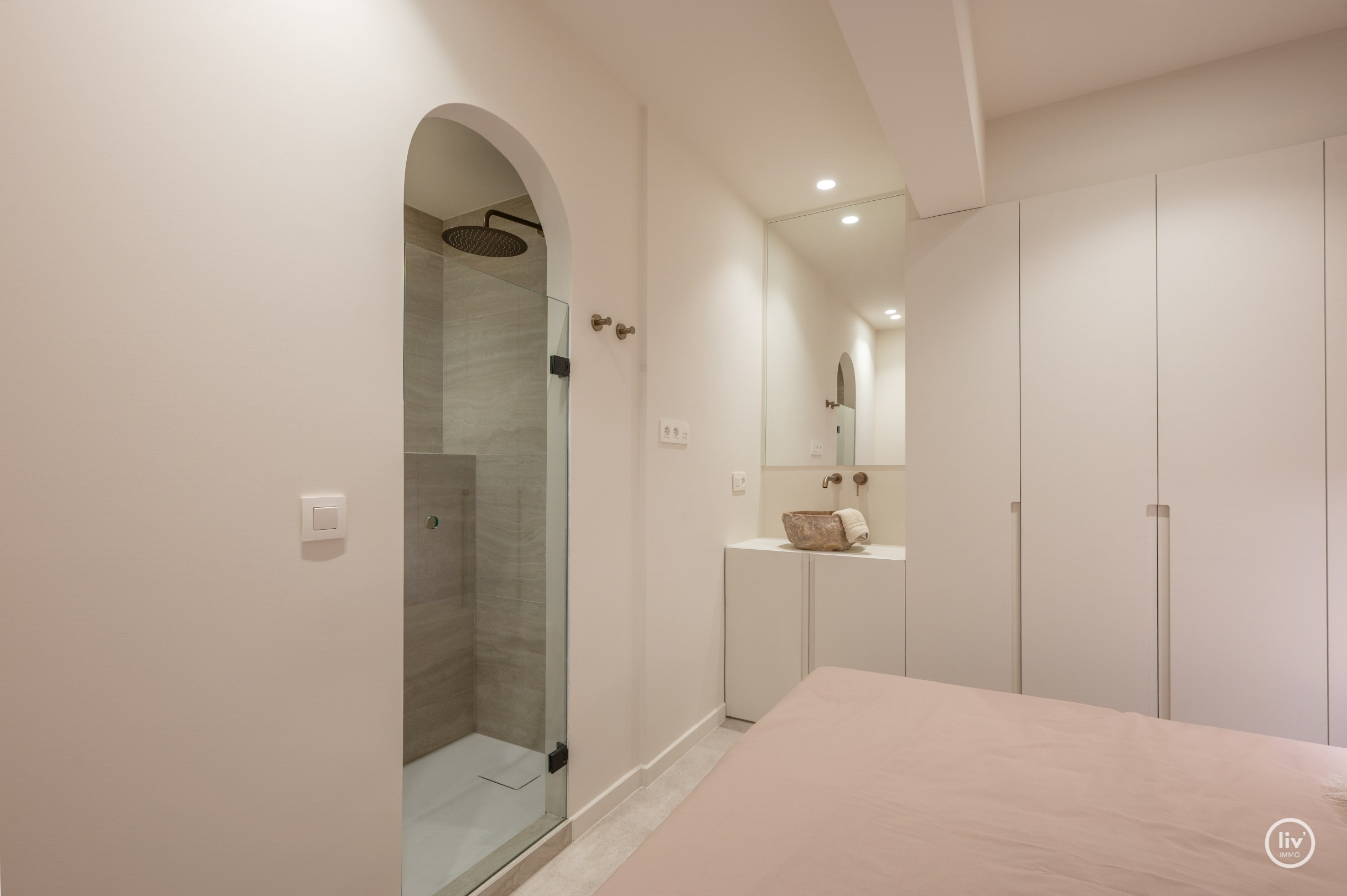 Luxueus volledig gerenoveerd 3 slaapkamer appartement te Lippenslaan gelegen op wandelafstand van het Albertstrand. 