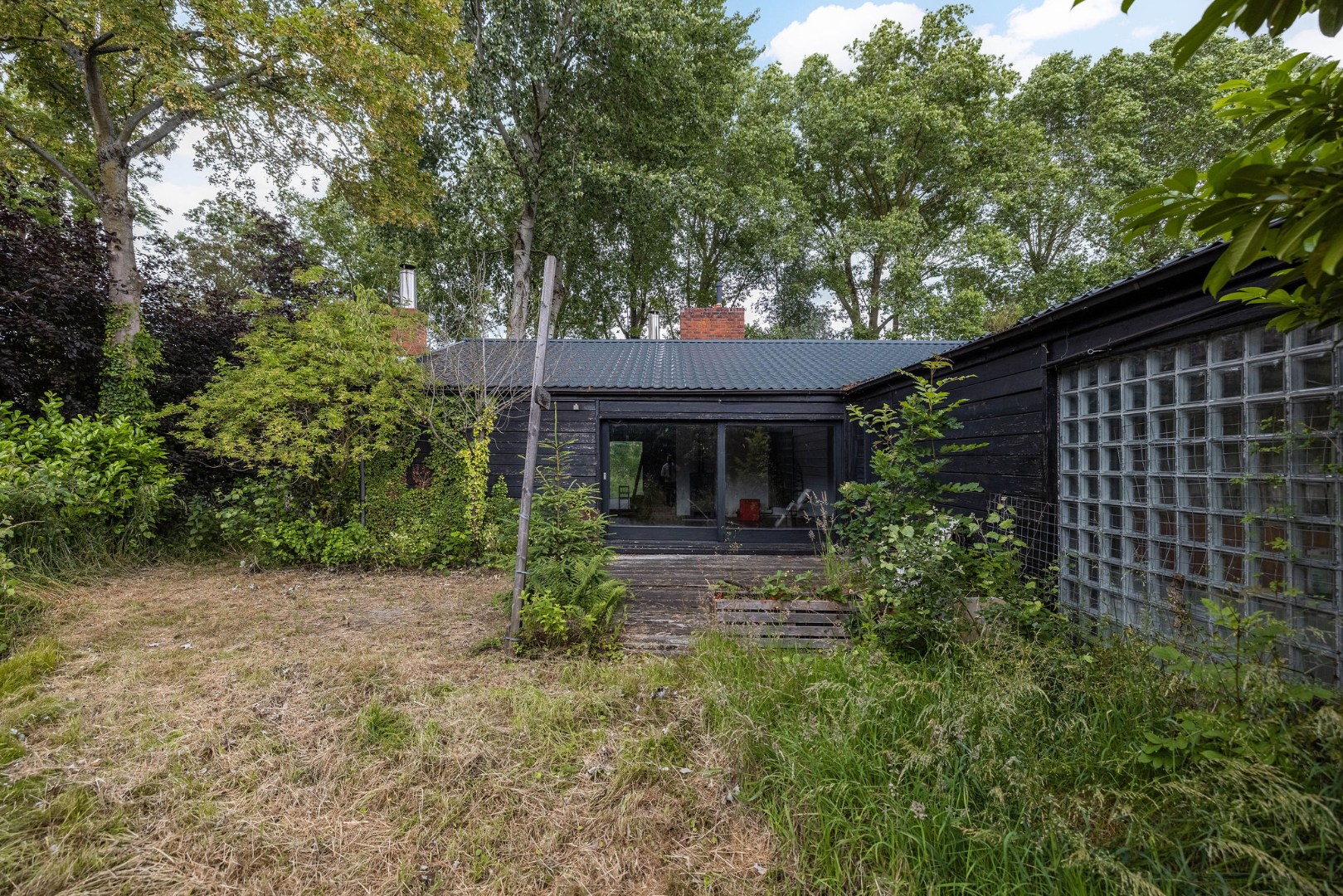 Seventies bungalowvilla met renovatiepotentieel op unieke ligging aan natuurgebied 