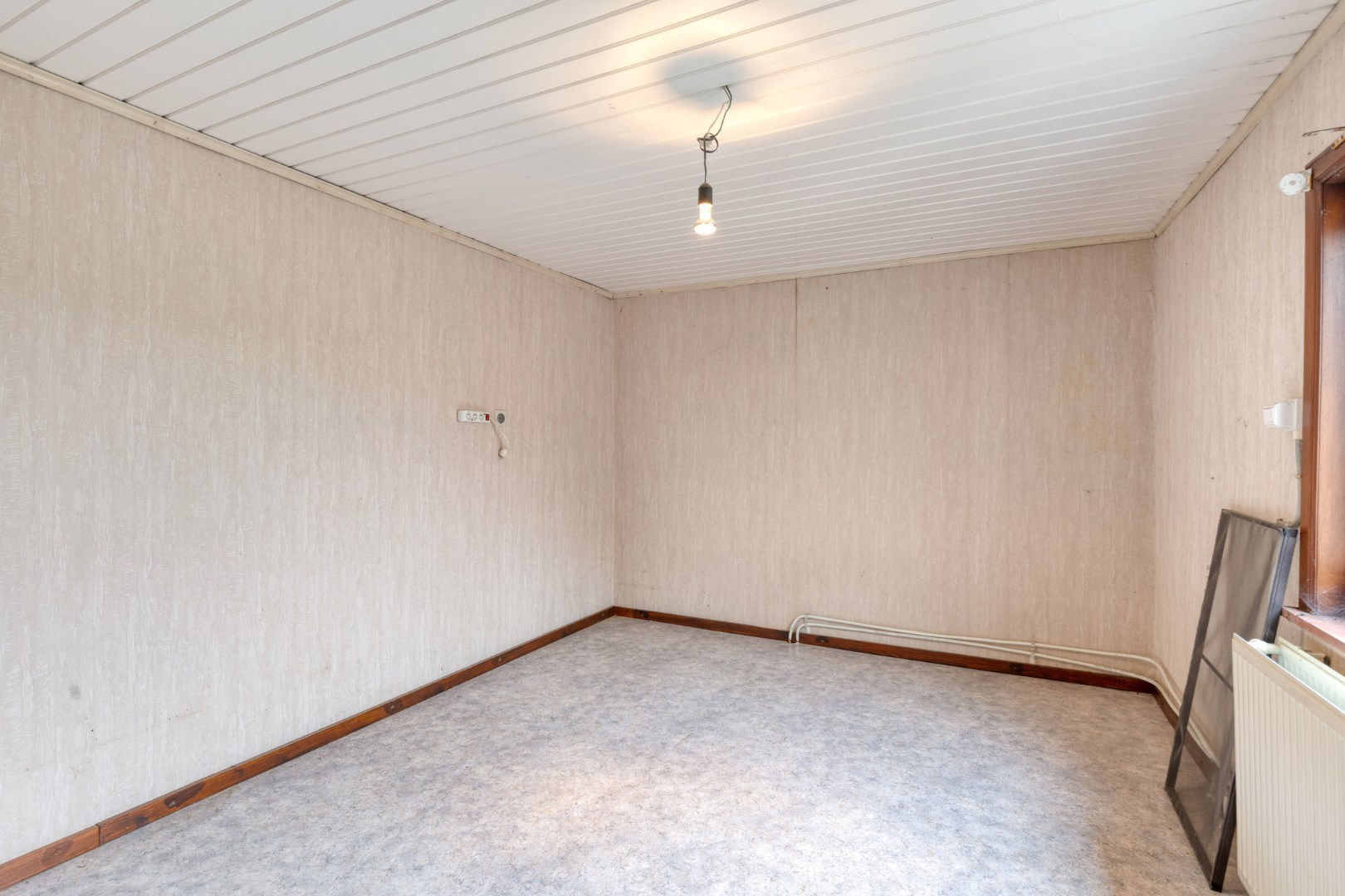 Mogelijkheid om te splitsen in 2 woningen - Half open bebouwing (hoeve) met 5 slaapkamers, tuin, terras en zeer ruime garage in Oorbeek (Tienen)! – EPC 730 kWh/m² - bewoonbare opp. 195 m² 
