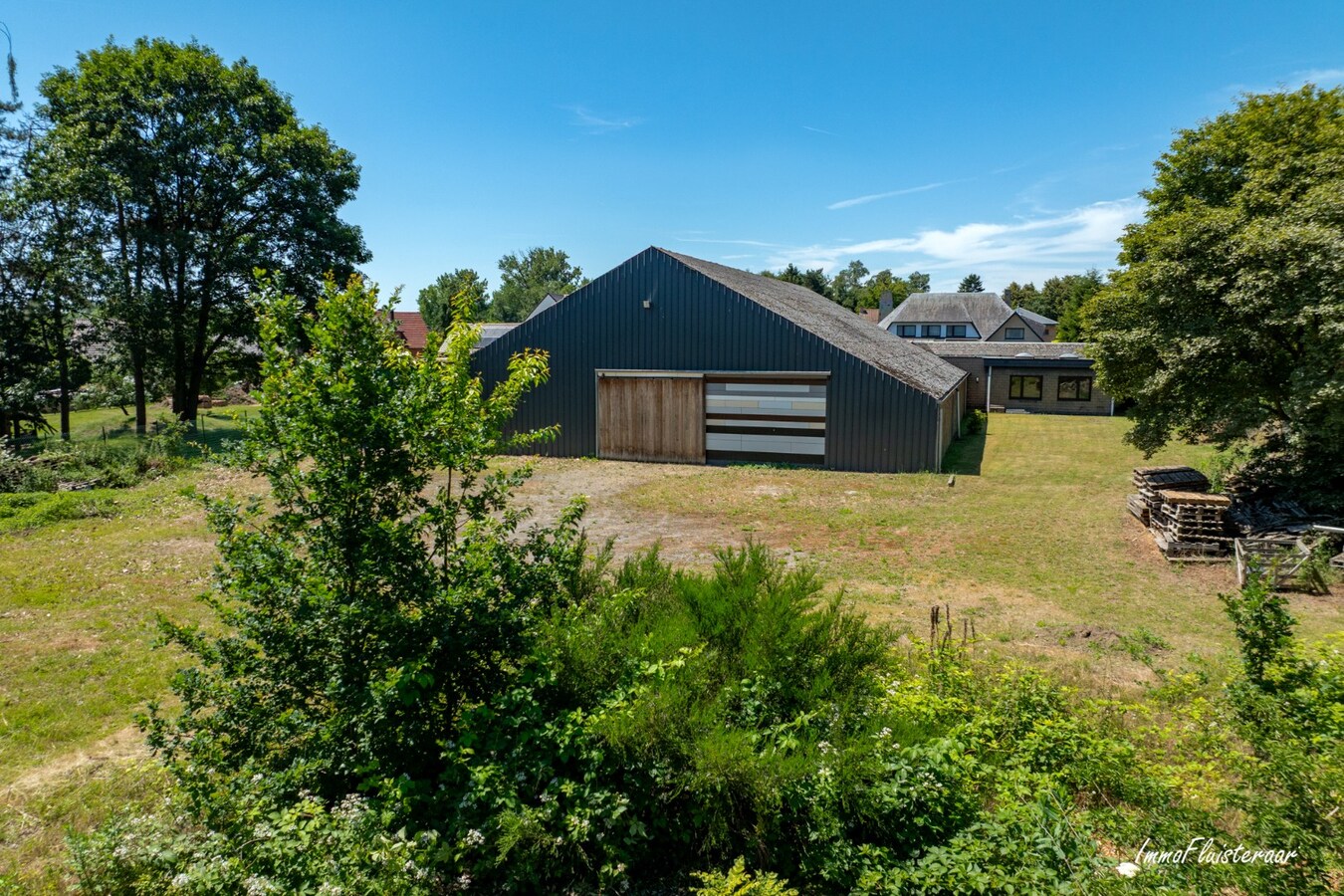 Ruime woning met loods op ca. 1ha te Lummen 