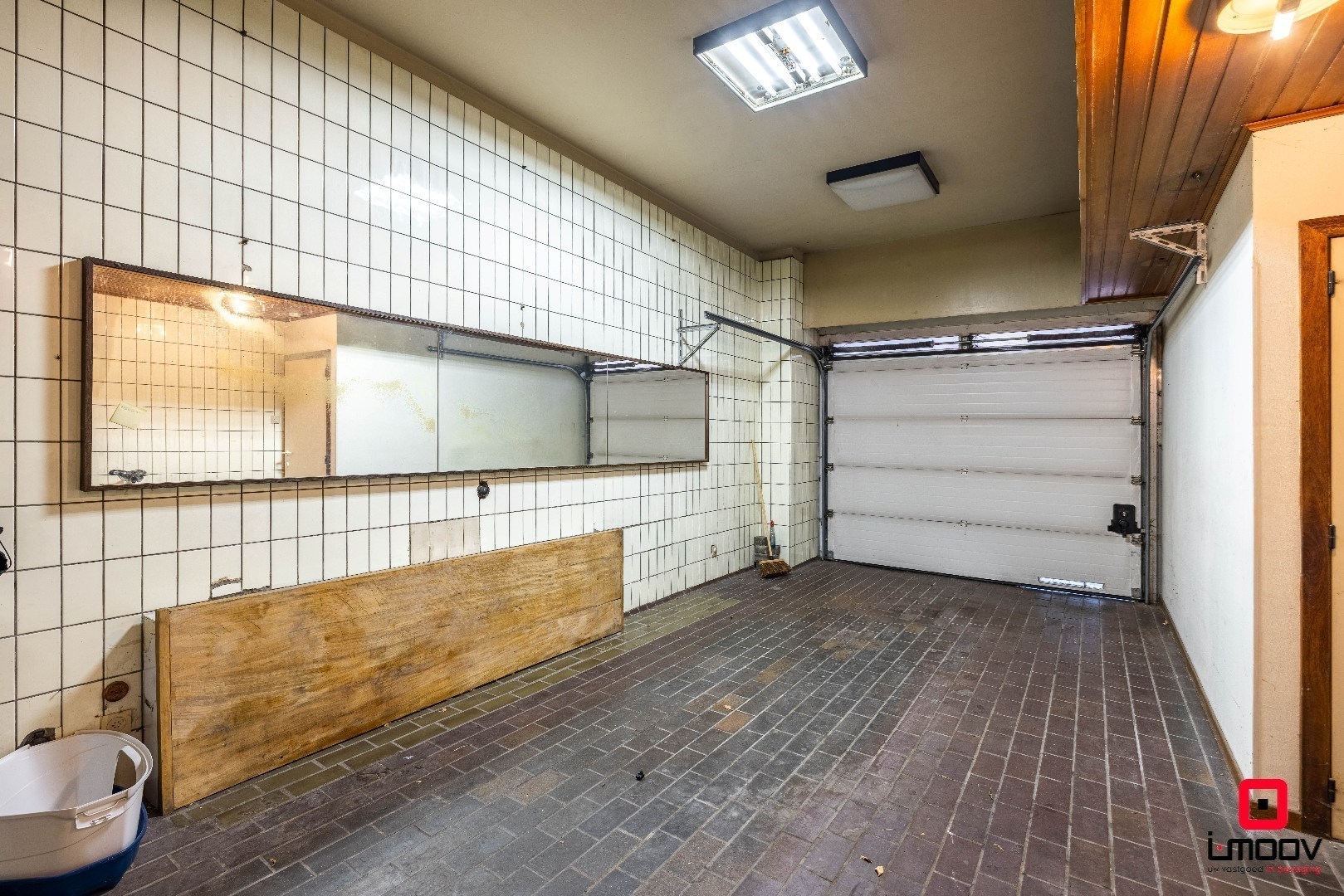 Ruime te renoveren stadswoning met garage en vier slaapkamers in de stationswijk 