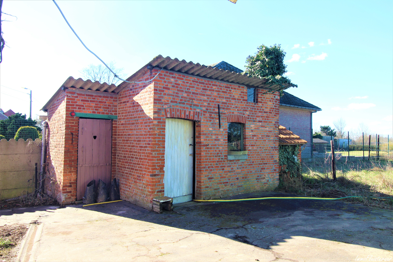 Maison à rénover (1900-1950) avec annexes et prés sur plus de 60a à Geetbets (Brabant Flamand) 